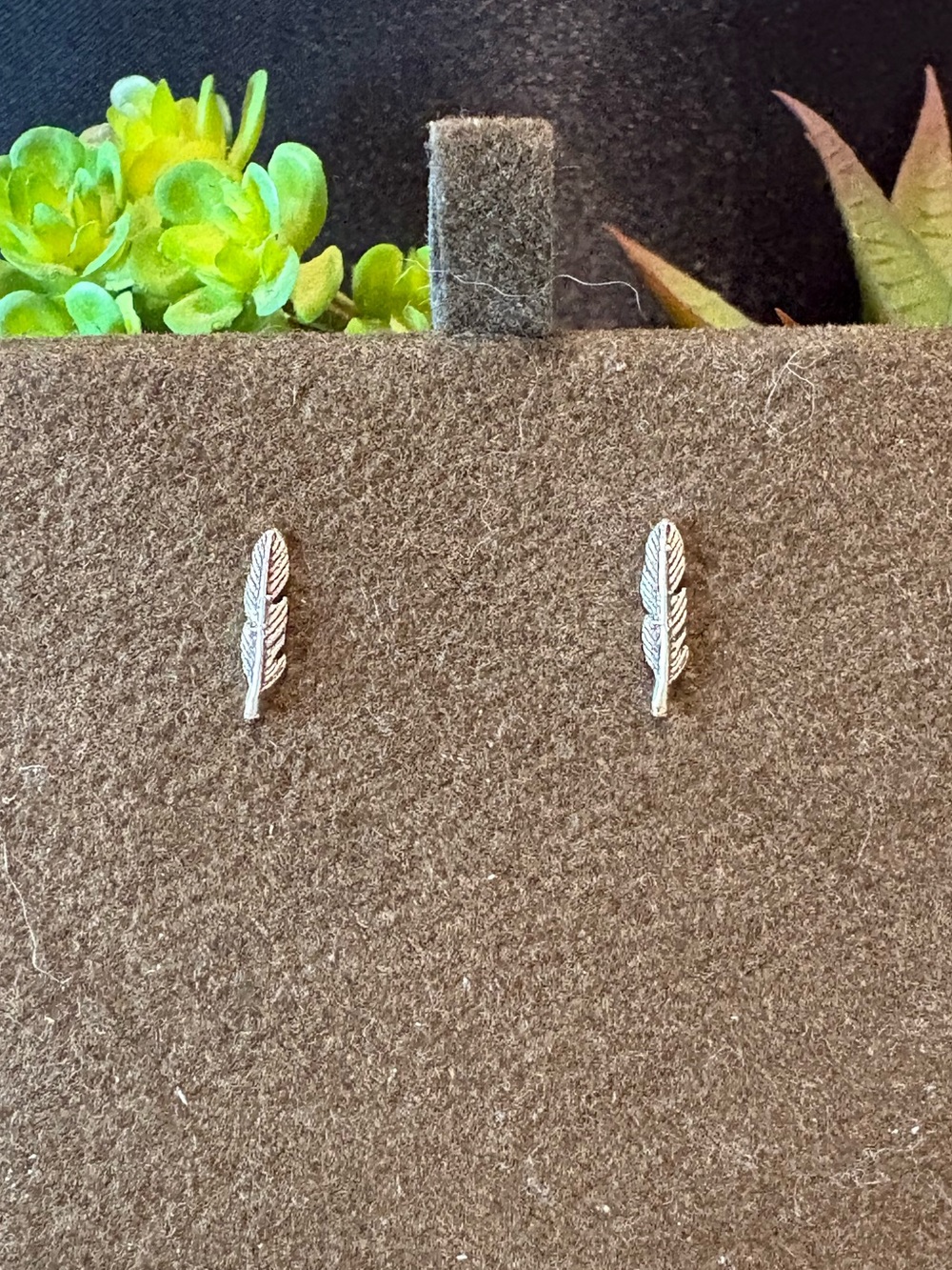 Unisex Delicate Feather Stud Earrings - Silver Tone🩶